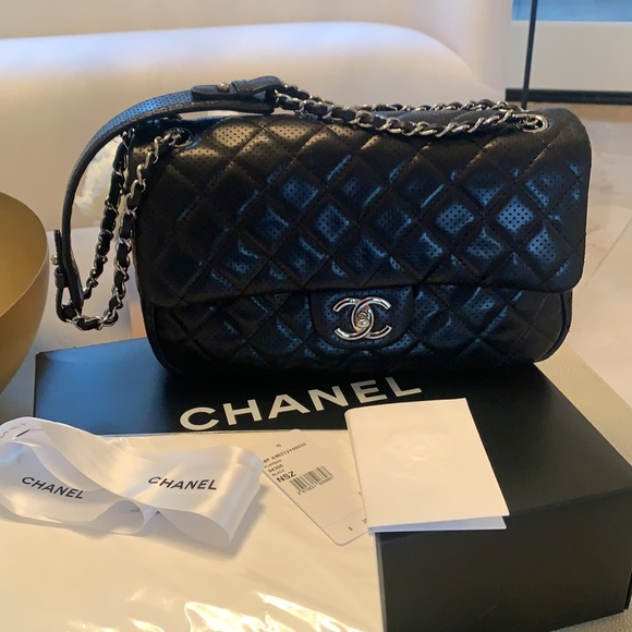 SOLD⛔️elsewhere! 🖤CHANEL - Picture 2 of 12